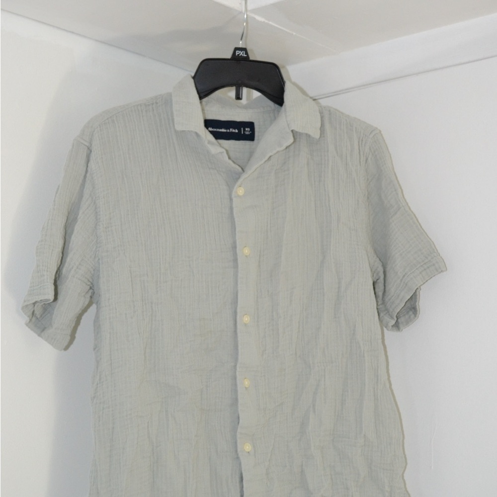 Hollister Men's Casual Light Gray Button Down Shirt